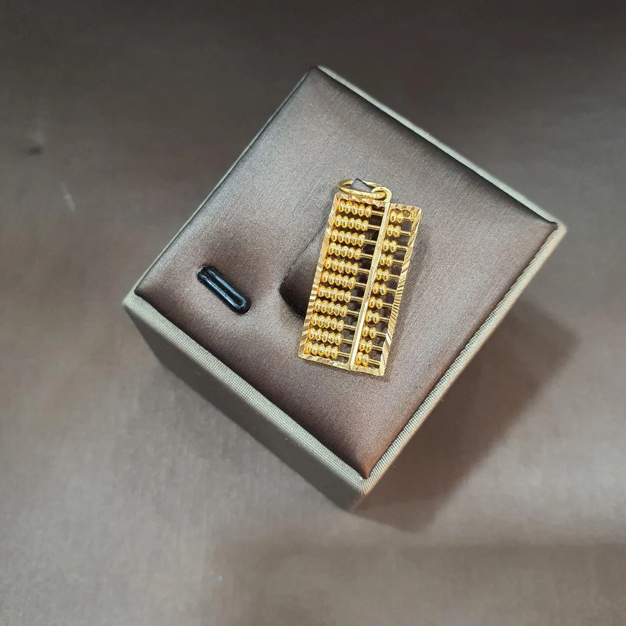 22k / 916 Gold Rectangle abacus pendant