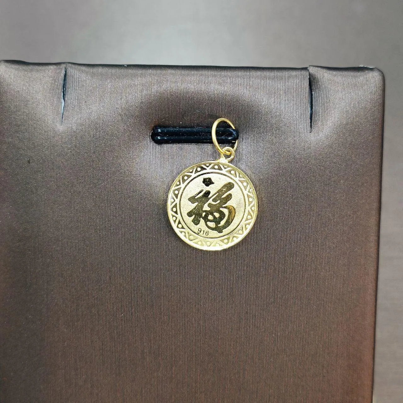 22k / 916 Gold Tiger Coin holding gold bar pendant