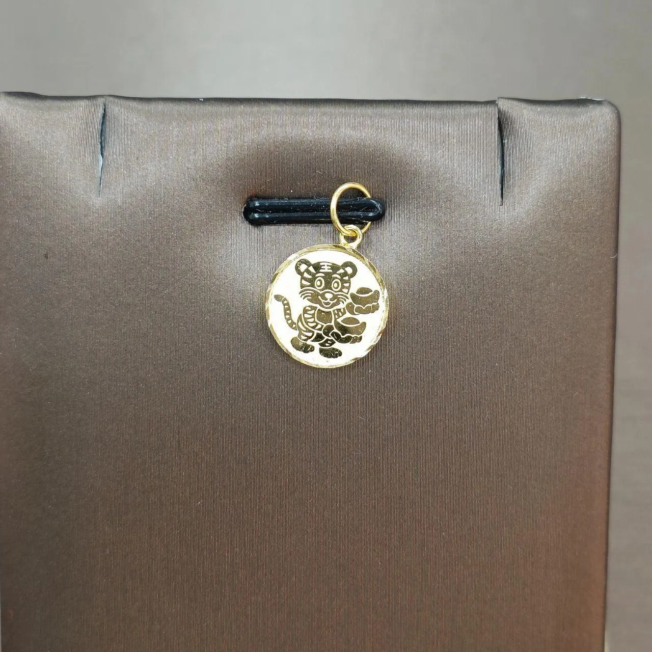 22k / 916 Gold Tiger Coin holding gold bar pendant