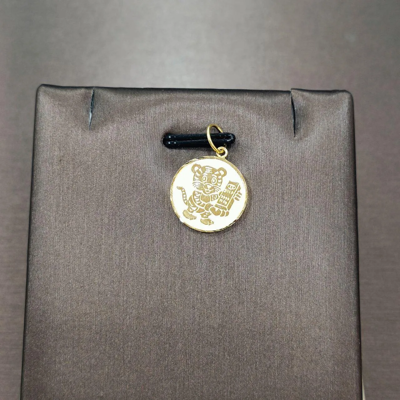 22k / 916 Gold Tiger Coin holding gold bar pendant