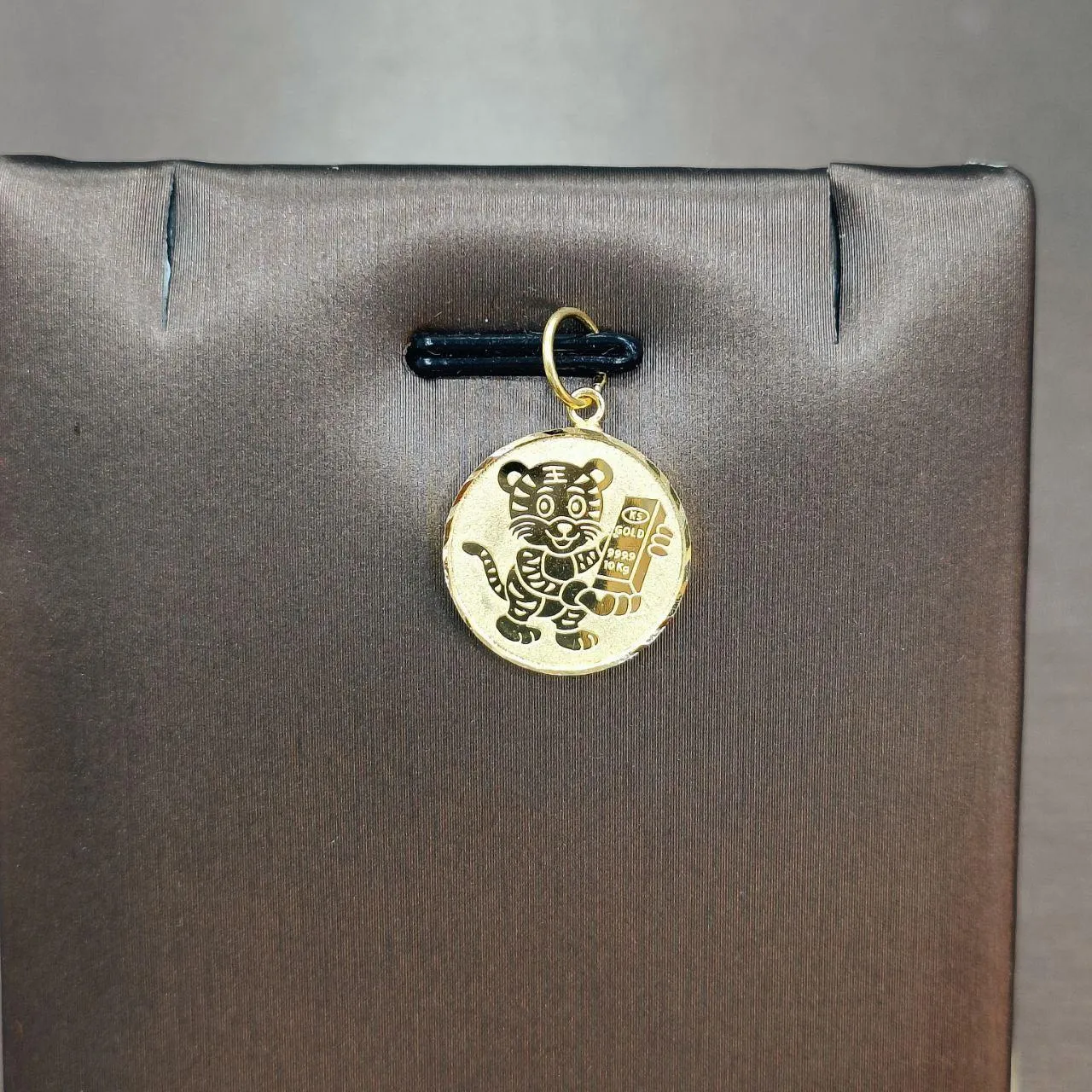 22k / 916 Gold Tiger Coin holding gold bar pendant