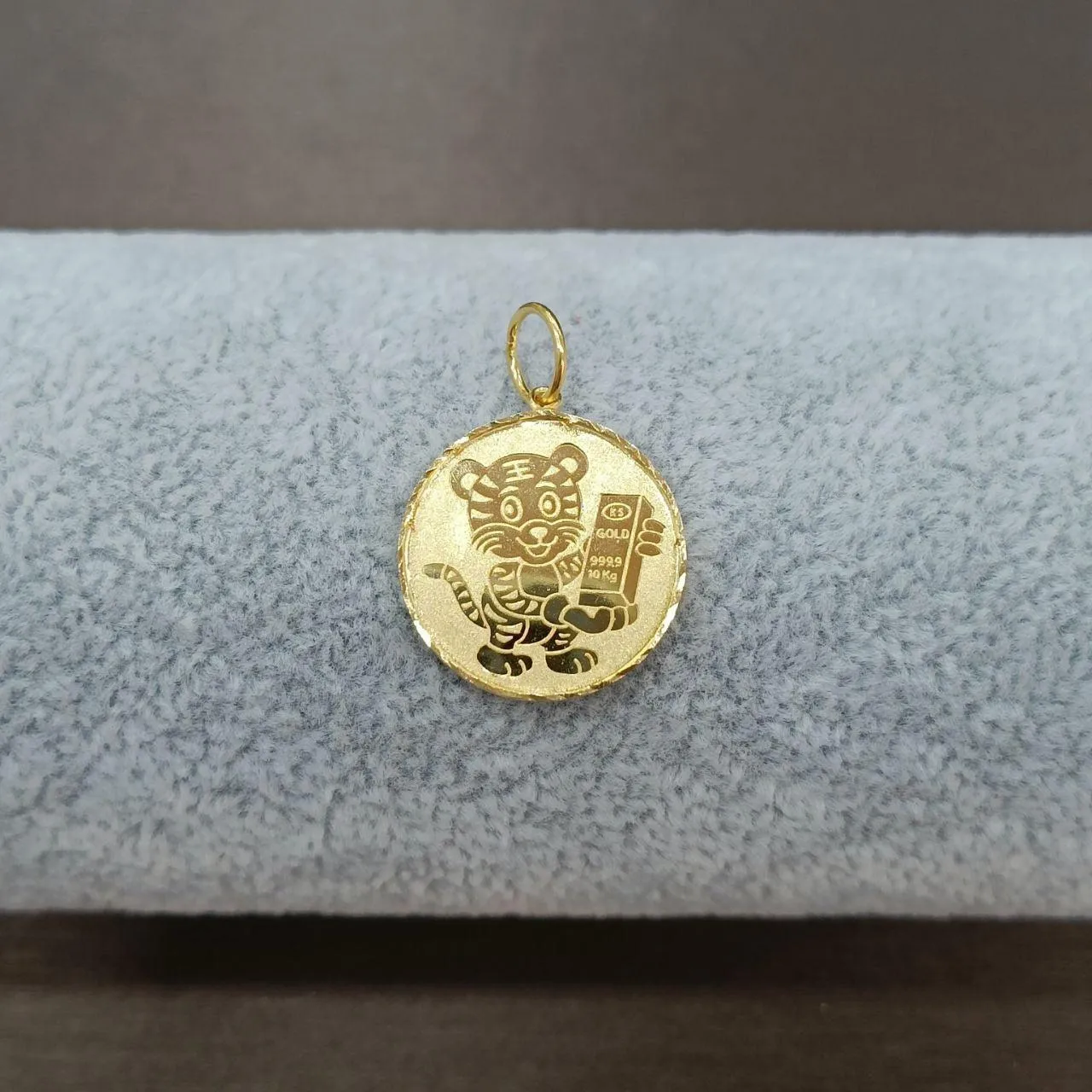 22k / 916 Gold Tiger Coin holding gold bar pendant